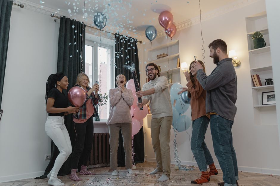 Gender reveal balón s modrými a ružovými konfetami